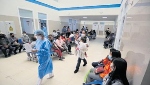 Pacientes esperan para recibir atención de médicos. (Foto: GEC)
