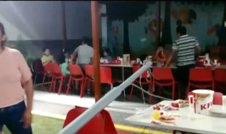 Surco: mujer quedó herida al caerle estructura metálica en local de KFC