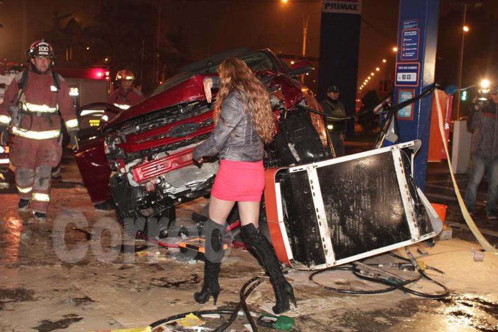 Mujer en estado de ebriedad choca contra surtidor de gasolina