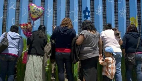 ​Día de la Madre: Deportadas celebran en muro fronterizo entre México y EE.UU.