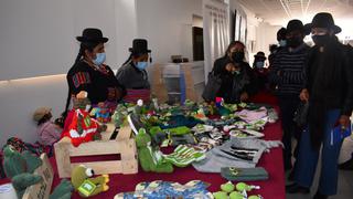 Realizan exhibición de la rana gigante del Titicaca