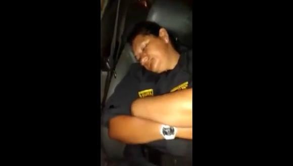Facebook: Policías duermen en patrullero en plena calle con música de Roberto Carlos (VIDEO)