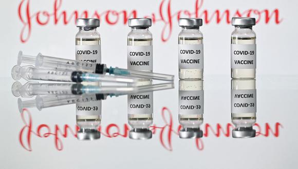 Imagen muestra viales con adhesivos de la vacuna COVID-19 y jeringas con el logotipo de la compañía farmacéutica estadounidense Johnson & Johnson en Londres. (JUSTIN TALLIS / AFP).