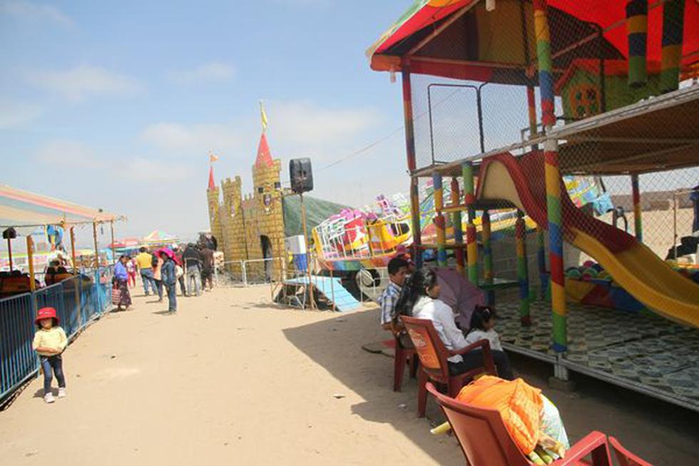 Feriantes se instalan en medio de la basura del cerro Intiorko