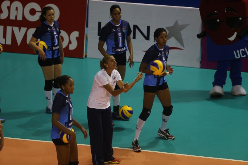 Natalia Málaga y J.J. Oré enseñan vóley y fútbol en San Borja