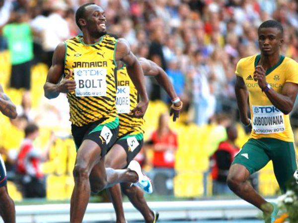 Usain Bolt sonríe a rival cuando corría los 200 metros
