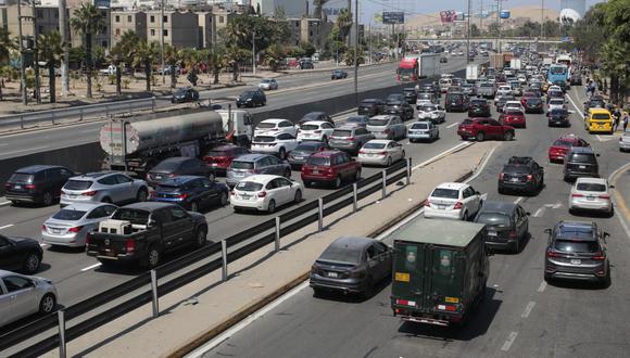 Cientos de vehículos salieron de la capital hacia el sur del país en Jueves Santo. Foto: GEC
