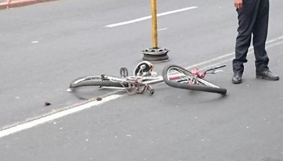 Bicicleta de color rojo, quedó totalmente destrozada. (Foto: Difusión)