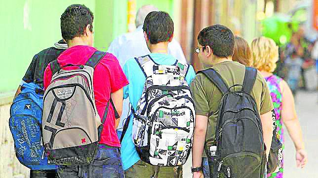 Mochilas causan una mala postura en escolares