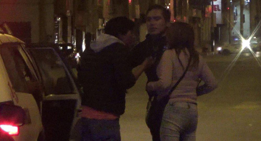 ​Dos se golpean por amor de mujer, uno acaba llorando al ser rechazado (VIDEO)