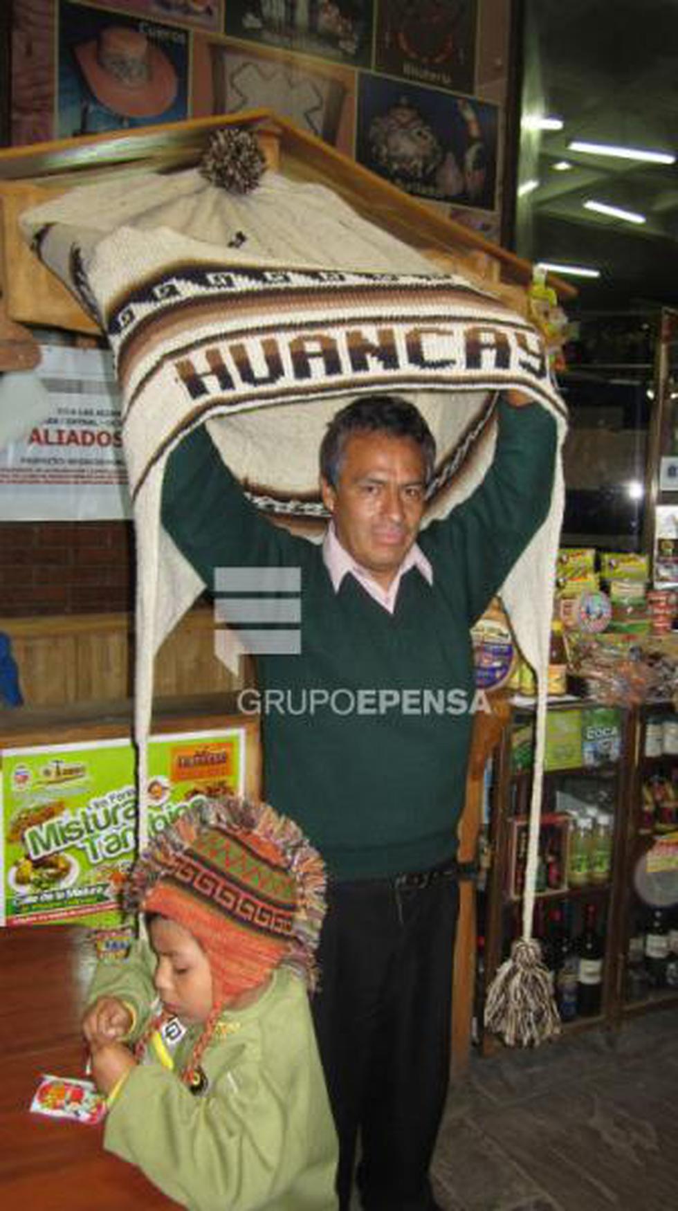 Artesanos presentan el chullo y el turrón de kiwicha mas grandes del mundo