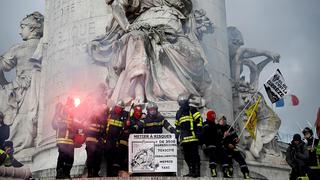 Francia: Bomberos se enfrentan a la Policía en medio de protestas (FOTOS)