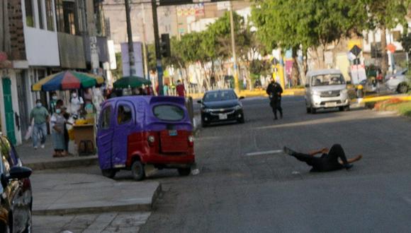 Mototaxista embistiendo a serenos en San Juan de Lurigancho. | Foto: Cortesía.