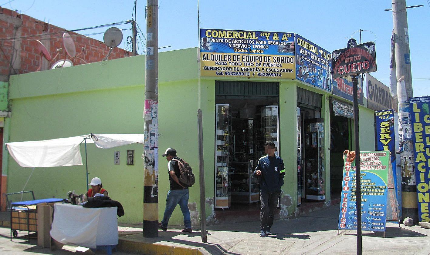 Rompen techo de local comercial y sustraen accesorios para celulares y laptop por S/ 20,000