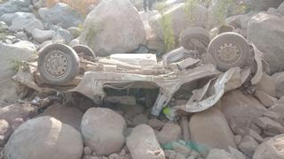 Dos fallecidos deja despiste y caída de camioneta a un abismo de 100 metros en Yauyos