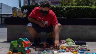 Niño intercambia juguetes para conseguir comida y así ayudar a su mamá que perdió su trabajo (VIDEO)