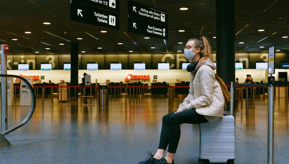 Para viajar no solo es necesaria la mascarilla, sino otras medidas para cuidar tu salud y la de los demás. (Foto: Anna Shvets / Pexels)