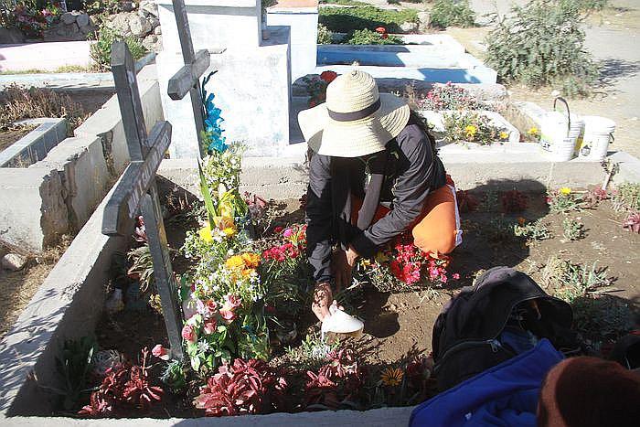 Calles cerradas y prohíben el consumo del alcohol en los cementerios