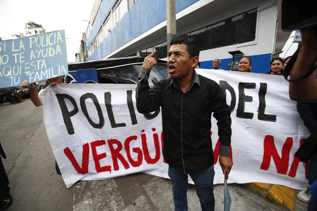 El presunto asesino, identificado como Juan Huaripata Rosales llegó hasta el tercer piso del domicilio aproximadamente a las 4:00 a.m. y atacó con un cuchillo a Jessica Tejeda Arguedas (34), y a los cuatro hijos de ella. (Foto: Cesar Grados)