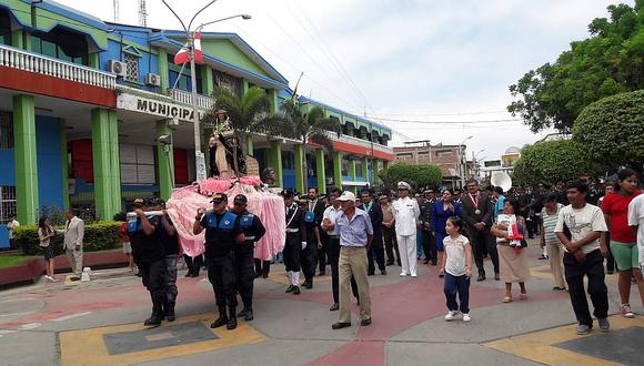 Policía rinde homenaje a Santa Rosa de Lima por su día en Tumbes 