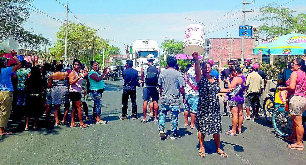 Moradores de Cossío del Pomar bloquean la vía para exigir mejor servicio de agua