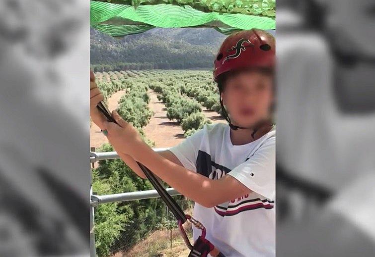 Instructor atemoriza a un niño antes de tirarse en tirolina (VIDEO)