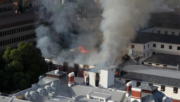 Un gran incendio estalló en el edificio del parlamento sudafricano en Ciudad del Cabo el 2 de enero de 2022. (Foto: Obed Zilwa / AFP)