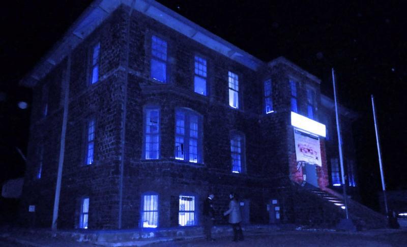 EsSalud ilumina de azul emblemática casa de piedra