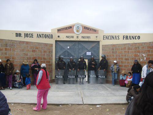 Padres protestan en el colegio José Encinas