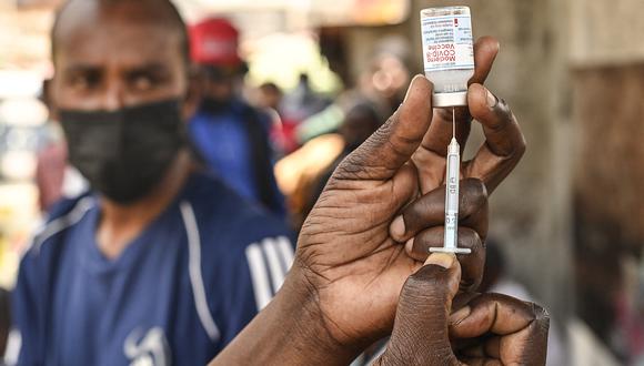 Personal médico prepara una jeringa con un vial de la vacuna Moderna contra el Covid-19 en una clínica de vacunación. (Foto: Simon MAINA / AFP)