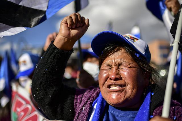 Partidarios de Luis Arce y Evo Morales, del partido Movimiento por el Socialismo, celebran en Senkata, un barrio de El Alto, Bolivia. (Ronaldo SCHEMIDT / AFP).