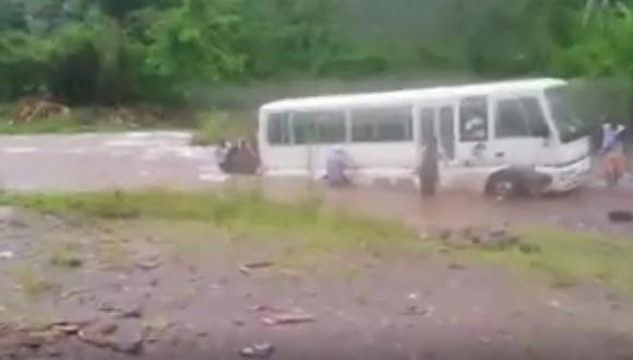 Pasco: Universitarios empujan custer para cruzar río (VIDEO)