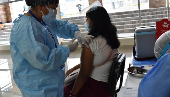 Reciben primera dosis de vacuna 171 internos de carreras de ciencias de la salud de la UPT y UNJBG en Tacna
