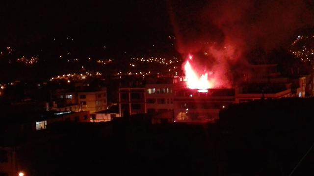 En la imagen un grupo de bomberos se prepara pa combatir el fuego que se desarrolla en una galería en Los Olivos. (Twitter / @Lima_Cero)