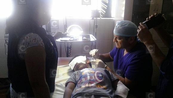 Médicos del hospital Unanue reconstruyen oreja a niño de 7 años
