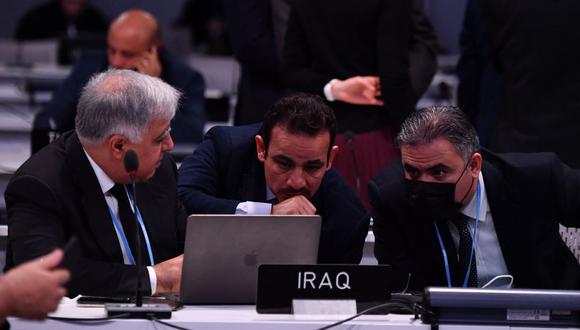 Los miembros de la delegación de Irak se preparan antes de un plenario informal durante la Conferencia de las Naciones Unidas sobre el Cambio Climático COP26 en Glasgow el 13 de noviembre de 2021 (Foto de Ben STANSALL / AFP).