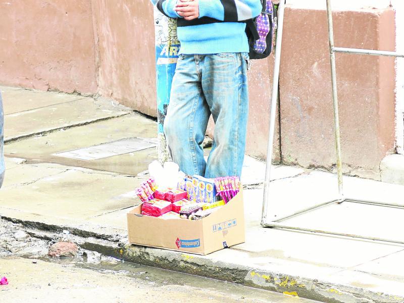 Camuflan cuetes entre adornos para venderlos