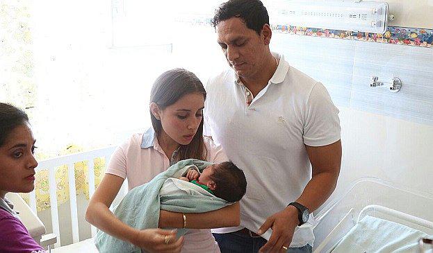 Gobernador y su esposa apadrinaron a bebé recién nacido que fue abandonado en la calle 