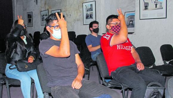 Estudiantes de Turismo aprenden lenguaje de señas.(Foto: Difusión)