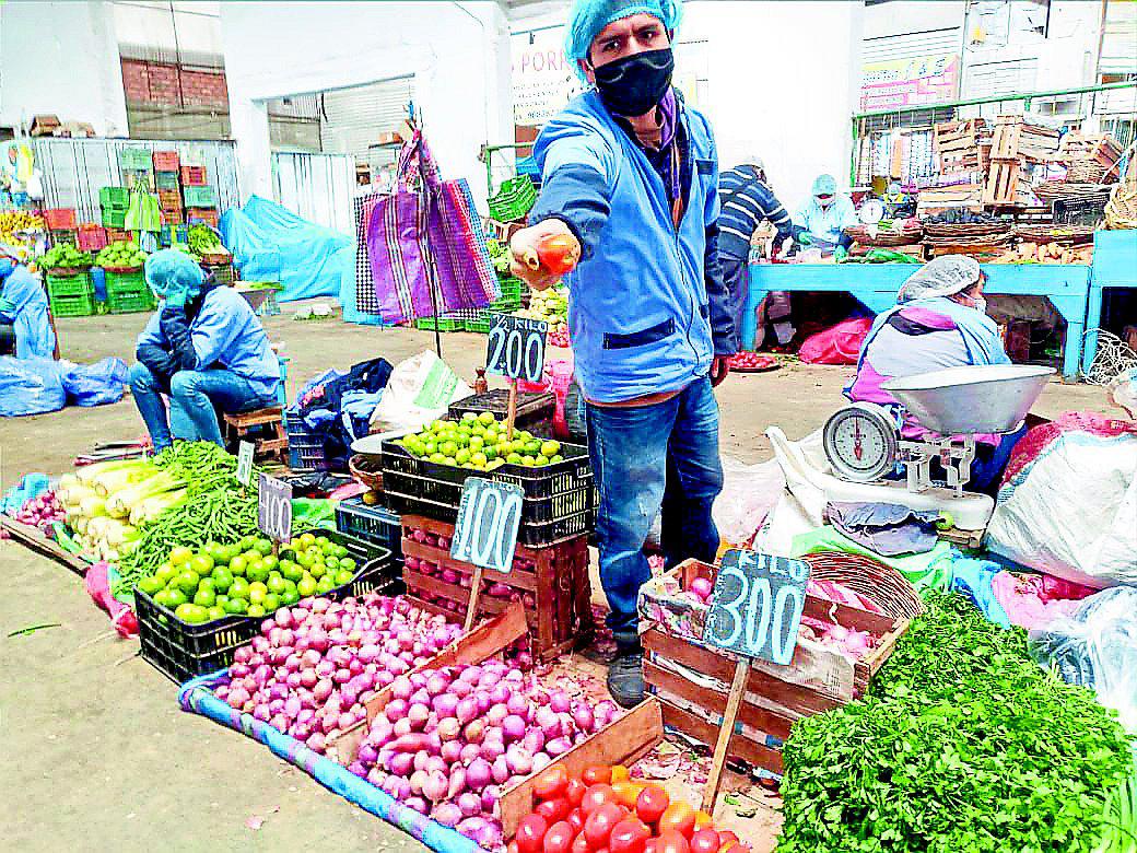Huancayo: Papas malogradas y verduras que se secan en mercado Mayorista 