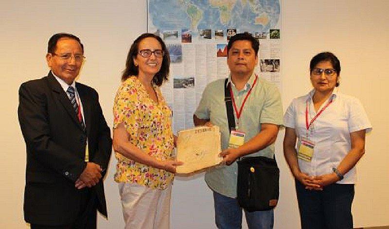 Hombre devuelve al Perú manuscritos sobre "El gran reloj de Lima" encontrados en este lugar