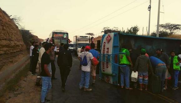 Chofer de camión cisterna salva de morir tras volcarse su vehículo en la vía a Máncora 