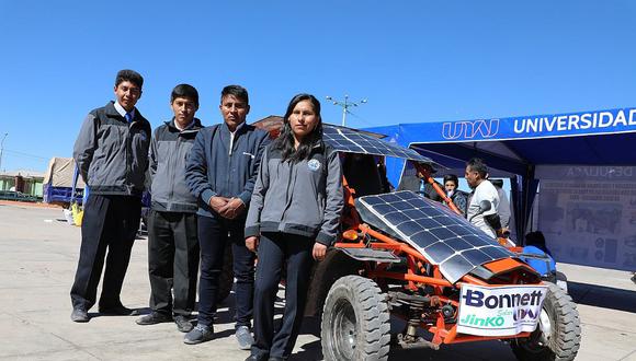 Universitarios presentan vehículo que funciona con panales solares flexibles