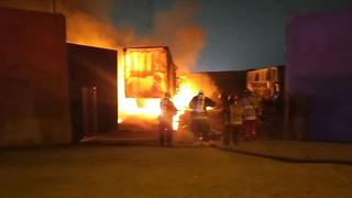 Tacna: Incendio arrasa 10 buses y cinco containers de la empresa Flores