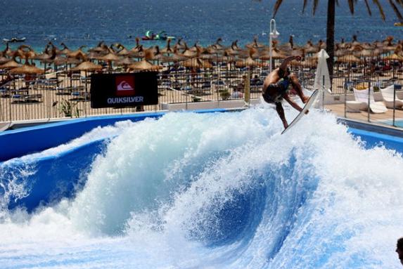 Gales tiene las olas artificiales para surfear más largas del mundo