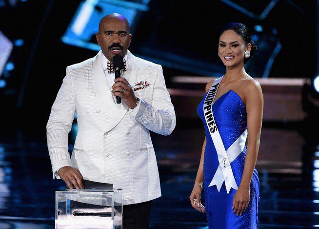 ​YouTube: Mira cómo Steve Harvey se disculpa con Miss Filipinas detrás de cámaras