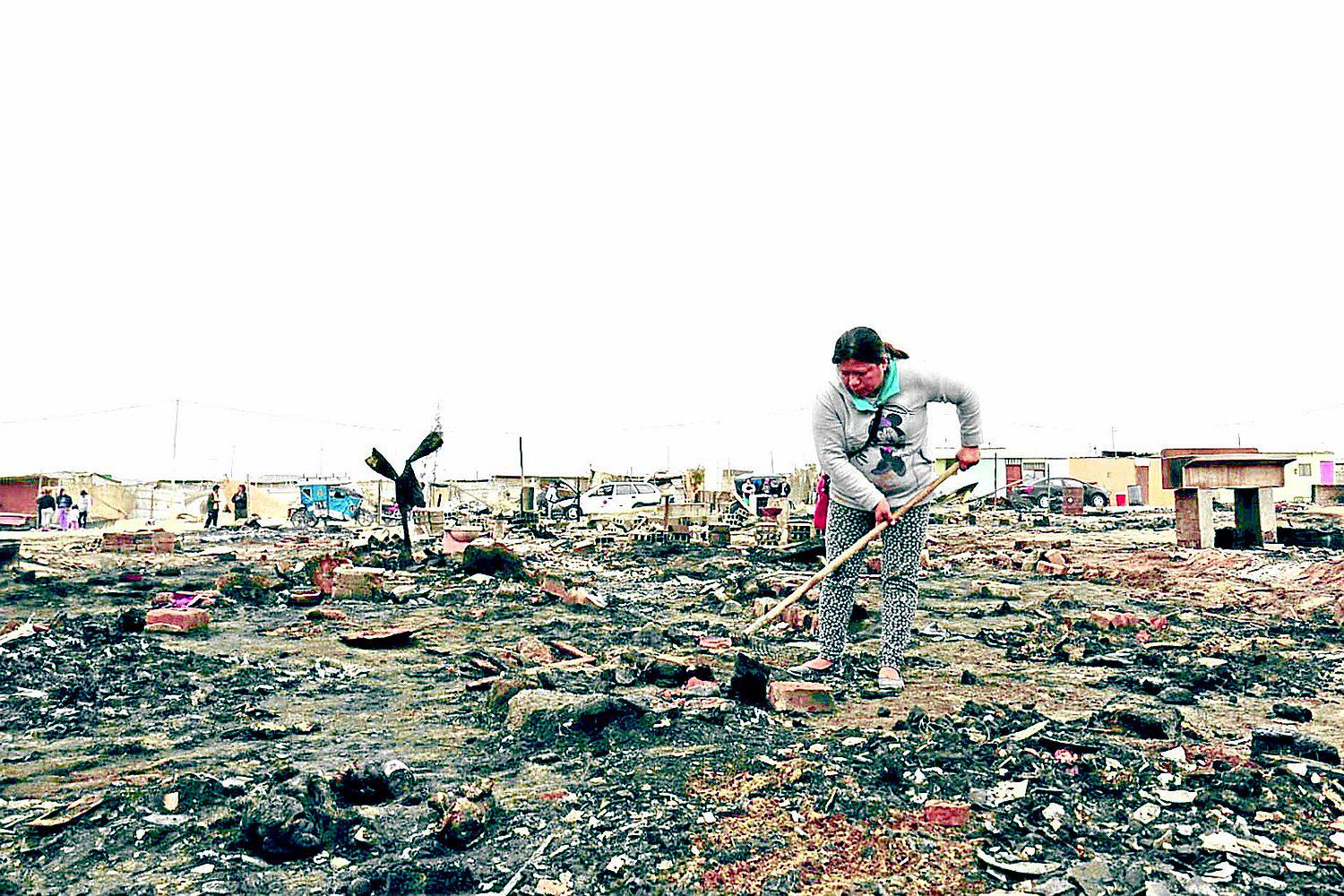 Piden apoyo para familias que lo perdieron todo en incendio en invasiones 