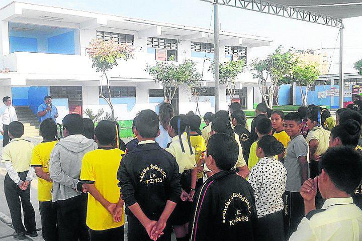 Entregan productos tecnológicos a colegio de Pisco