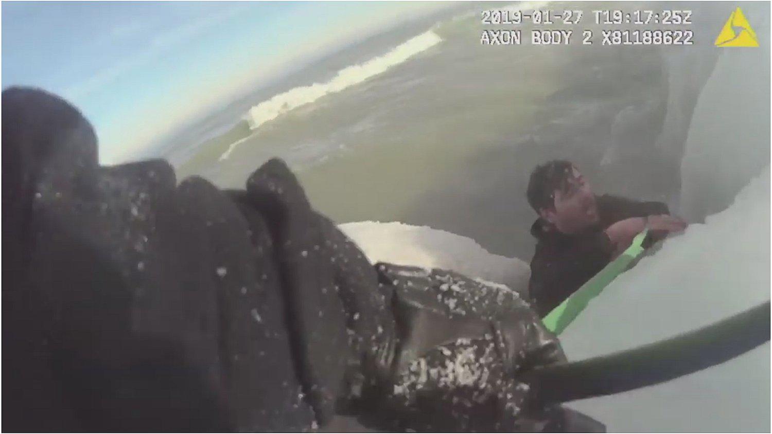 Hombre puso en riesgo su vida para salvar a perro que se ahogaba en lago congelado (VIDEO)