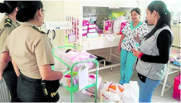 Mujeres policías entregan leche y pañales a bebé abandonada